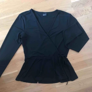  - Storlek S. Väldigt fint skick, sitter superrr fint!! Kan mötas upp i Stockholm annars kan jag även frakta vilket blir en kostnad på ungefär 40kr extra 💖