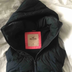  - Fin väst, lite varmare skulle jag säga, fin passform då den är figursydd, skulle även passa någon som är XS