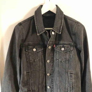  - Knappt använd jeansjacka från Levis i strl S. Köparen står för frakten:)