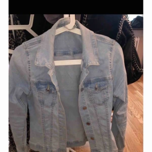  - Oanvänd jeans jacka. Storlek M