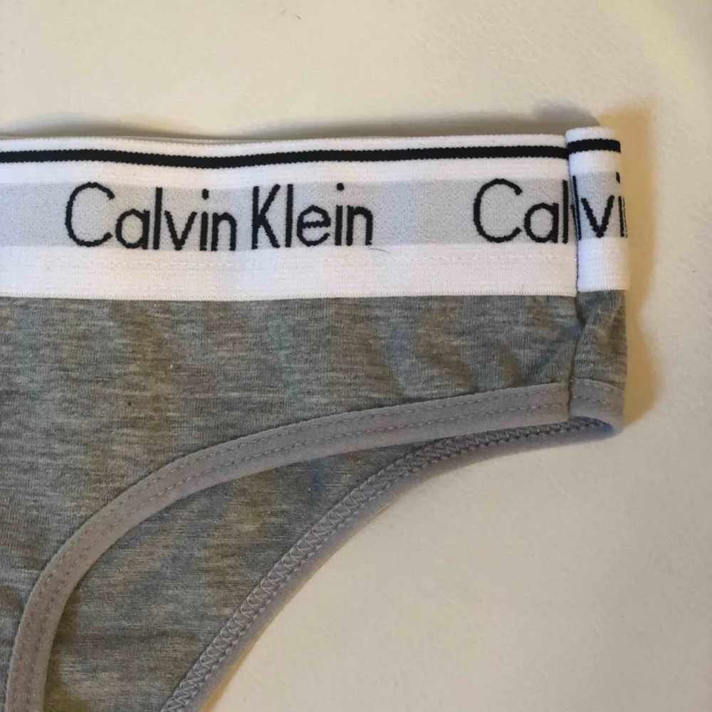 Helt nya string falska Calvin Klein trosor som är för små för mig! Skulle påstå att de är en XS/liten S! Frakt tillkommer för cirka 9kr beroende på va paketet väger! . Övrigt.