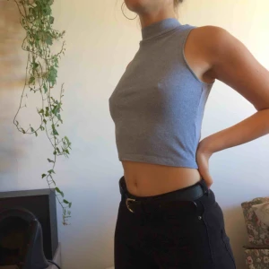  - Ribbad topp från HM. Frakt ingår i priset!