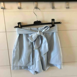  - Jättegulliga shorts från Monki! Storlek 34 men skulle säga att de är mer åt 36. Frakt 50kr eller möter upp i Kristinehamn 