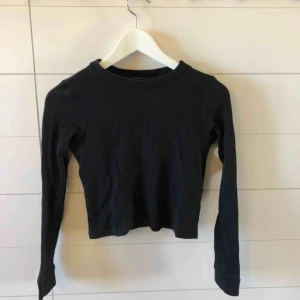  - Croppad tröja från Monki i storlek xs. Frakt 50kr eller möter upp i Kristinehamn 