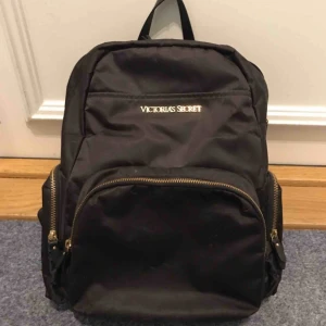 - Viktoria’s secret ryggsäck som nya Ny pris 1200:- Kan fraktas 185:- med frakten