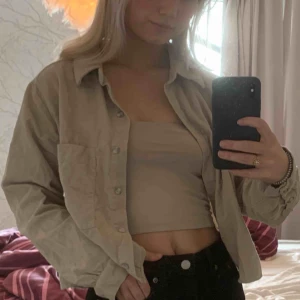  - Snygg skjorta/jacka från Zara, nästan aldrig använd i manschetsertyg