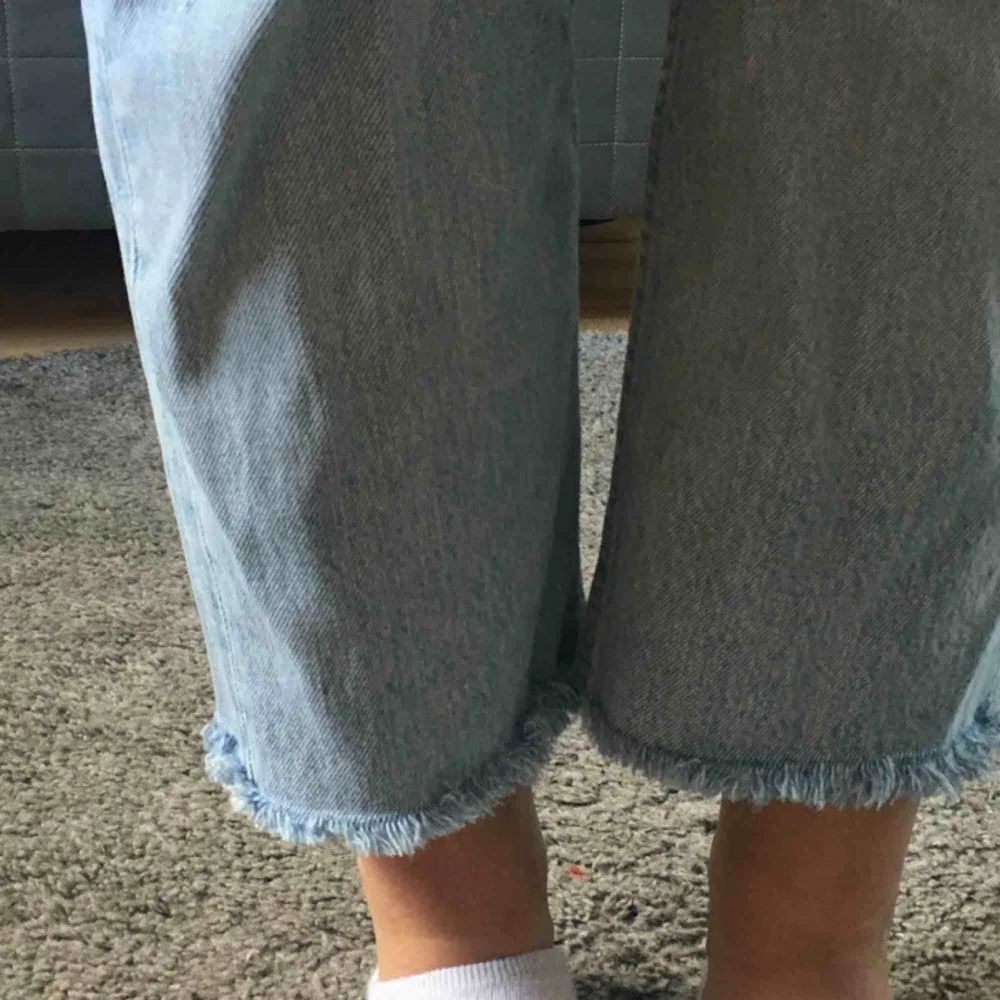 Snygga vintage Calvin Klein byxor, finns ingen storlek på byxorna vad jag vet men dem sitter lite löst på mig som är M i byxor! Frakt kostar 75kr :) . Jeans & Byxor.