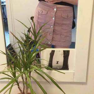 Suuuperfin lila/rosa kjol från Weekday! 2 fickor fram och silvriga knappar 💞 Möts upp i sthlm annars tillkommer frakt! 