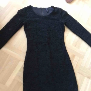  - En fin svart spetsklänning. Oanvänd 