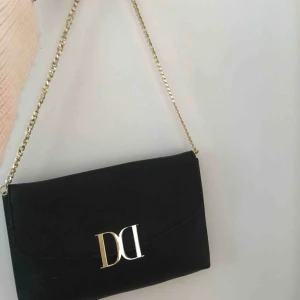  - Liten väska ifrån DonDonna, aldrig använd och är som ny. Guldetaljer och får ändå plats med hyfsat mycket trots att den är liten. Frakt står köparen för😊