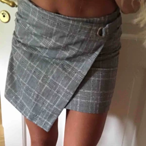  - Fin rutig kjol med slits. Oanvänd pågrund av för liten