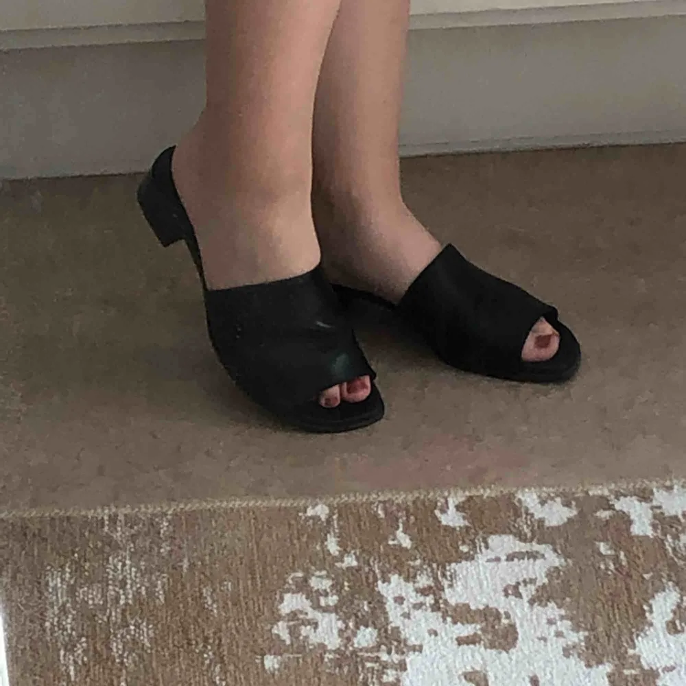 De perfekta skorna på sommaren. extremt bekväm och också super trendig. Den minsta läderdesignen hos dessa skor gör varje outfit du parar dem med perfekt!. Skor.