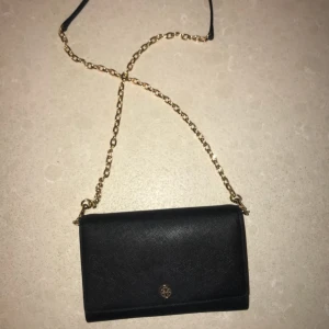  - Kvitto finns,  köpt på Tory burch i New York förra året. Svart/guld perfekt skick, knappt använd. Som ny!