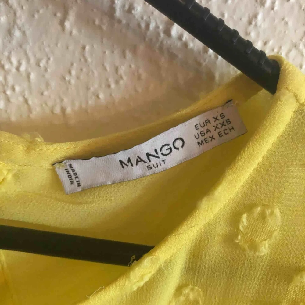 Gul playsuit från Mango   Använda ett antal gånger men den är i väldigt bra skick!   Betalning sker via swish, köparen betalar för frakten ifall frakt tillkommer. Shorts.