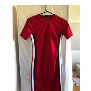  - En snygg figursydd klänning från Gina tricot, med 2 streck på sidan som en fin detalj.🌸 Använd få gånger då den är ganska liten på mig. 