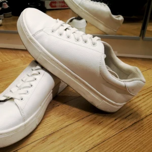  - Köpta från HM. Använda en gång. Säljer pga har ett par andra. I nyskick.   Kan mötas i sthlm eller posta, köparen står för frakt  