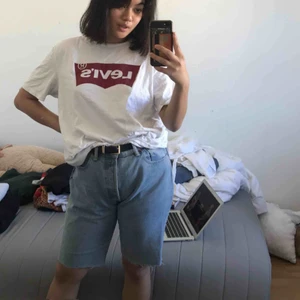  - Oversize tröja från Levi’s, köpte den för flera år sen men har inte använt den på länge. Mysig att sova i eller bara ha på sig.  Köparen står för frakt 😇