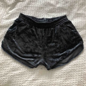  - Plysch shorts från H&M super sköna. Puberty hit my hips så dom passar en längre. Men använda några gånger men är super bra skick.