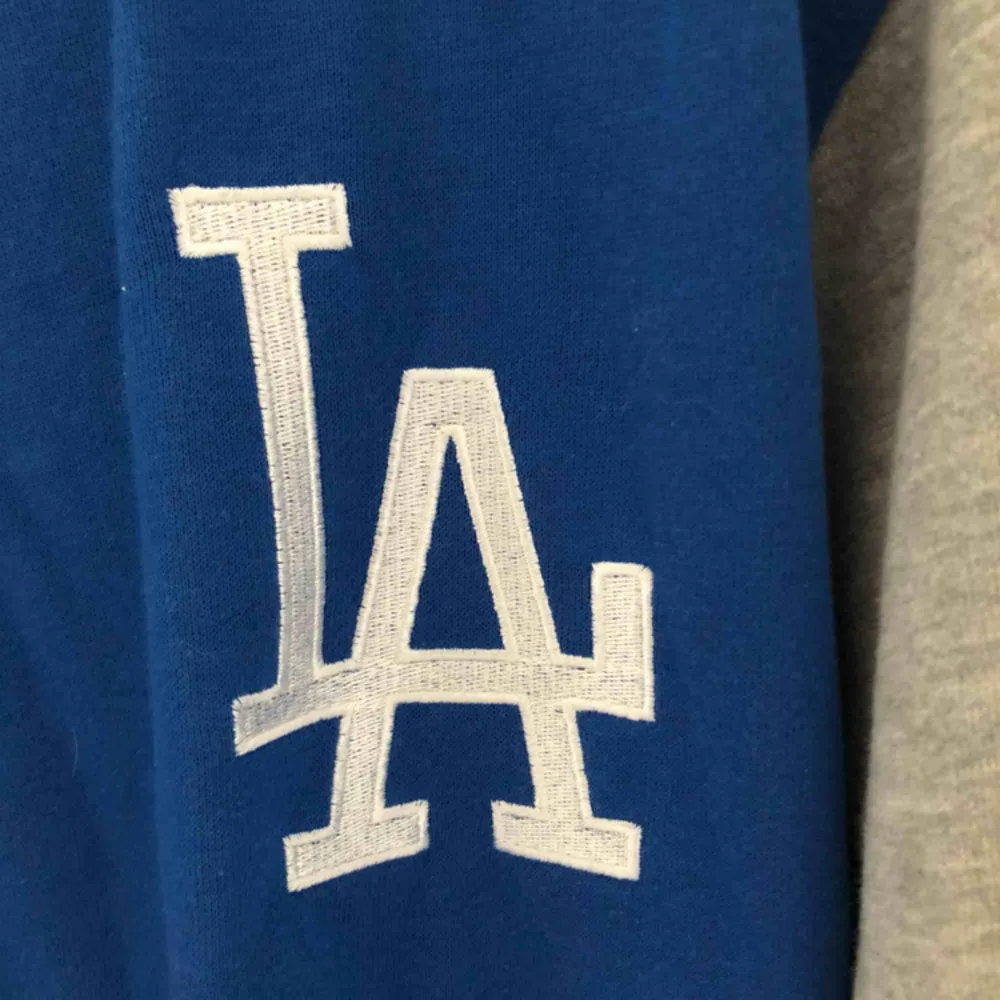 Stor o skön Los Angels Dodgers varsity tröja! Jäääättemjuk på insidan!! 💙⚾️. Hoodies.