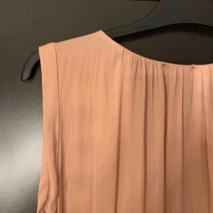  - Aprikos/nuderosa blus från Mango. 