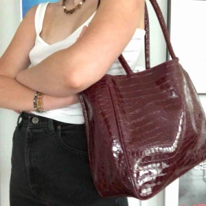  - feett fin vinröd lackväska!! inte äkta skinn, men så fin ormskinnsimitation. 🍋FRAKT INGÅR🍋
