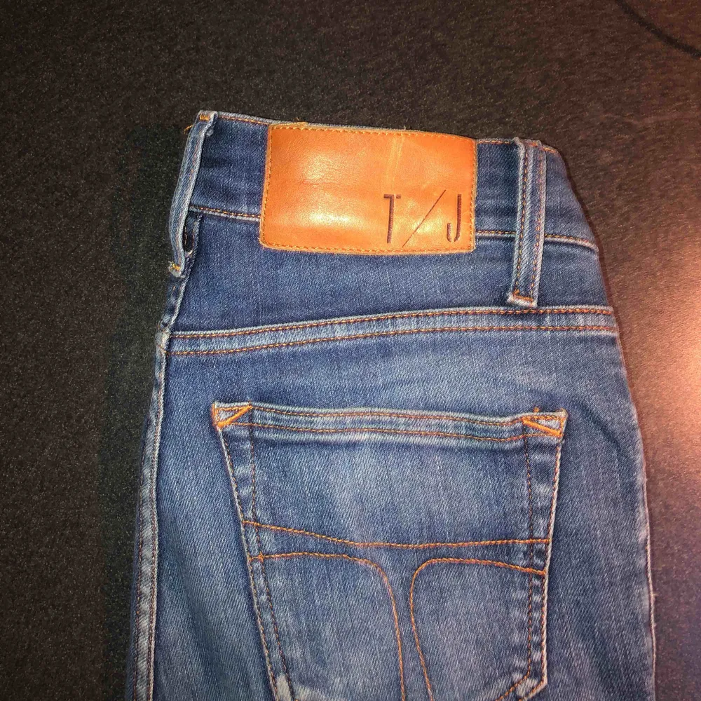 Tighta jeans från Tiger of Sweden säljes för jag ej använder dom samt att jag har för många jeans. Är lagad i en hälla/ögla. Jeans & Byxor.