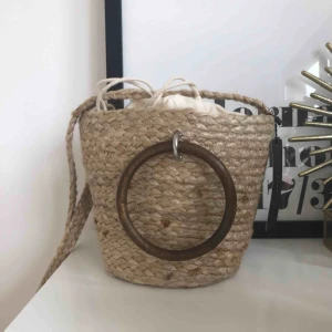  - Stråväska från zara. Aldrig använd. 