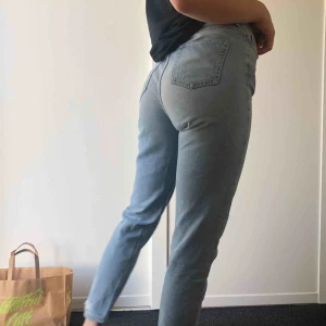  - Säljer mina mom jeans från Urban Outfitters för de är lite stora för mig. 