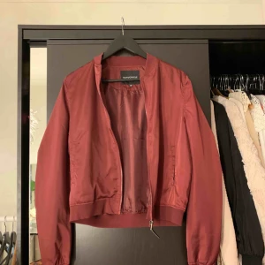  - Vinröd tunn bomberjacka. Endast använd vid ett tillfälle. 