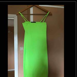 Neongrön klänning från fiorella . Använt en gång.säljer den pågrund av storleken. 