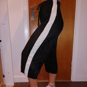  - Sköna flowiga byxor, de är i plisserat tyg. Märket de kommer ifrån heter Light before dark. De är använda en gång ❤️