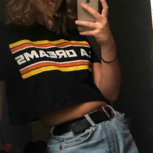  - Croppad tshirt från urbannoutfitters egna märke som aldrig kommit till användning