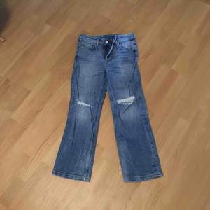 Fina högmidjade jeans med hål i i modellen straight. De är i strl 27, skulle säga S. De är i toppen skick!