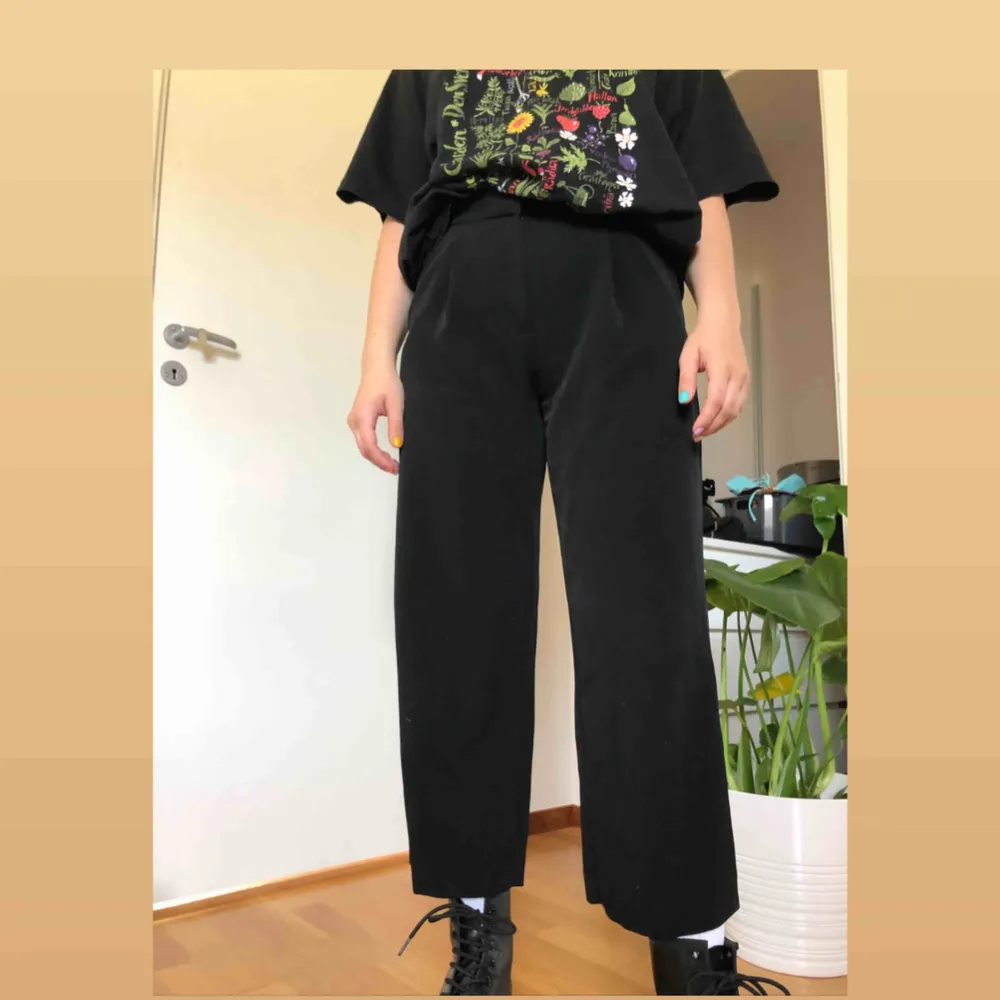 Svarta culottebyxor från Monki strl 36, knappt använda, bra skick och skönt material. Köpare betalar frakt🥰. Jeans & Byxor.
