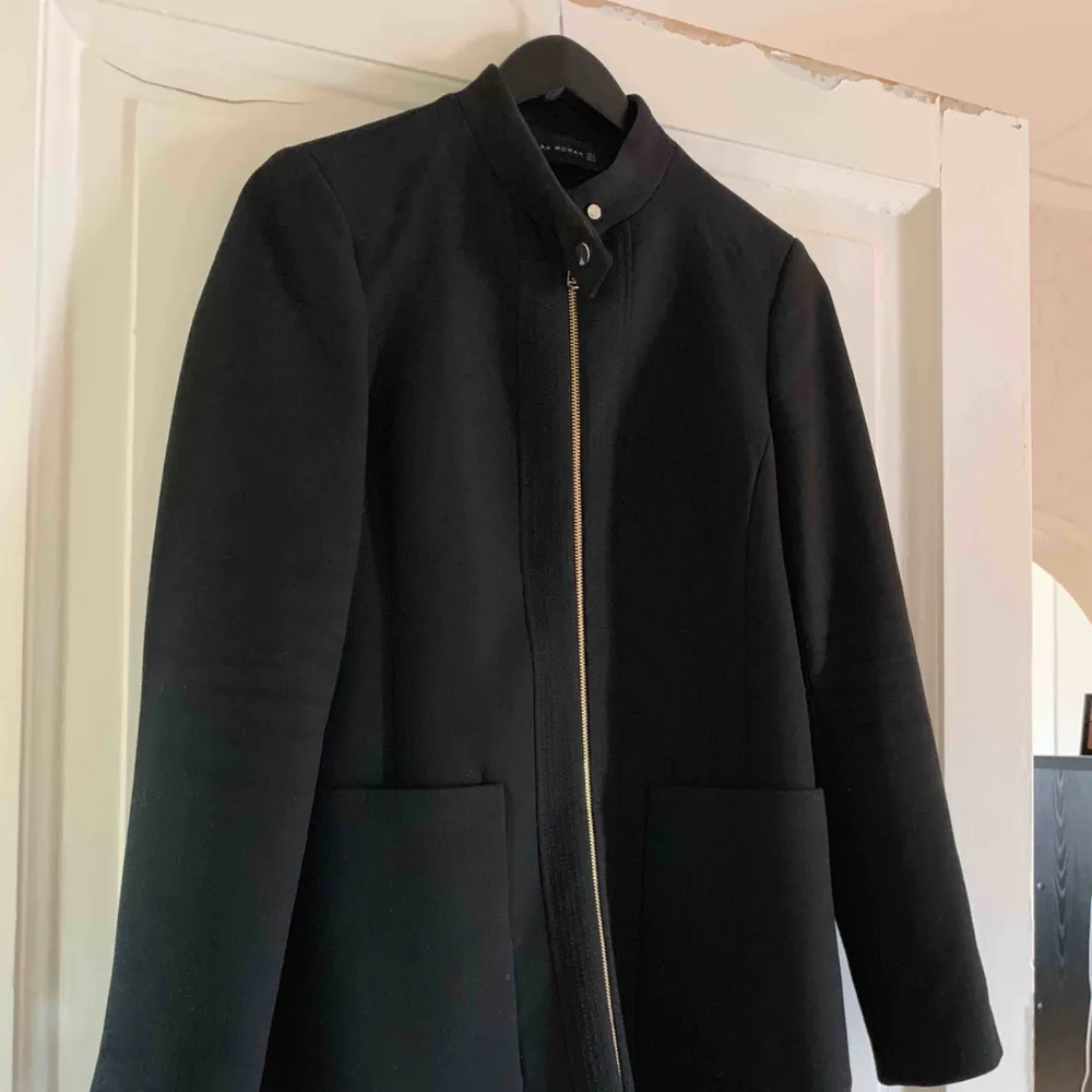 En mycket fin svart kappa från Zara. Använd ett flertal gånger, men fint skick.   Köpare står för frakten:) kan mötas upp i Göteborg. . Jackor.