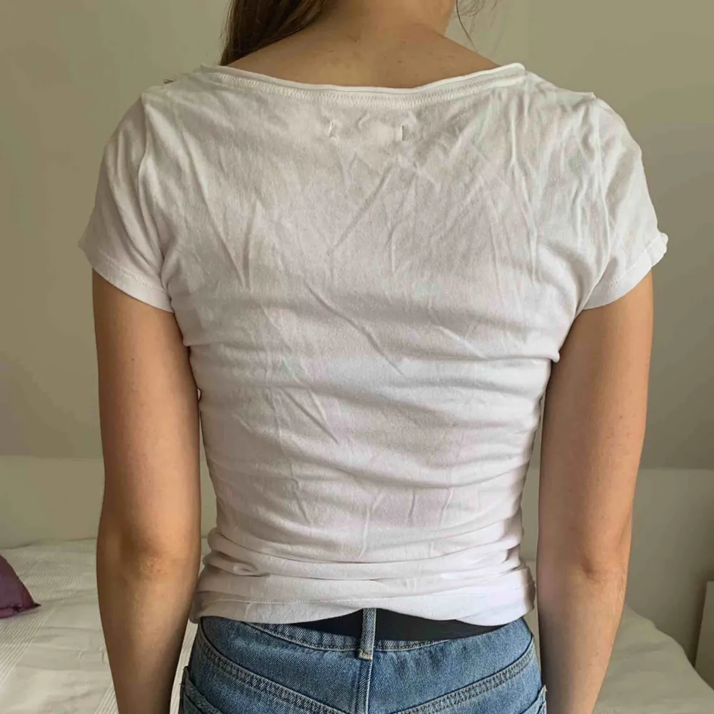 En tunn, super snygg och somrig t-shirt från Hollister i storlek S. Toppen är använd ett fåtal gånger och säljs för 40kr (nypris ca 250kr) . T-shirts.