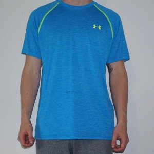  - Träningströja från Under Armour. Lös passform. Använd få gånger men har ett hål på framsidan. 