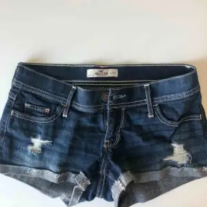 Säljer mörkblåa Hollister shorts med slitningar.  Storlek 24W men passar även 25! Säljer pga de är försmå för mig och använder inte dem längre! 