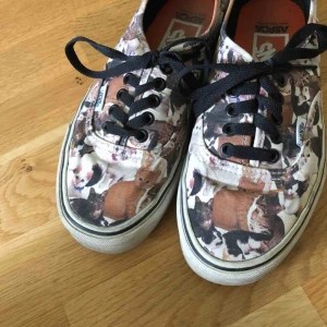  - de kattigaste vansen!! tyvärr för små för mig så nu letar dessa pärlor ett nytt hem. bara använda en semester så jättebra skick! sommarmodell 🌼🌼