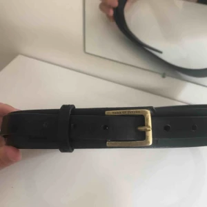  - Skärp från tiger of sweden. Liten storlek. Jag har gjort ett extra hål som passar runt min midja där den är som smalast (68cm). Frakt ingår i priset! 