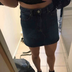  - En jätte snygg mörk blå kjol från cubus, inte andvänd så ofta köpt förra sommaren😊😊