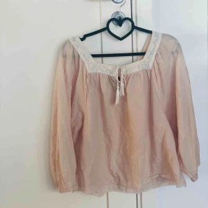  - En väldigt fin ljusrosa tröja med en Stockholms vit spets kant man kan knyta den i fram om man vill ( den är avklippta men det syns knappt) frakt tillkommer 🥰