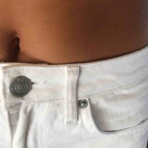  - Vita jeans i modell ”Flood” från Urban Outfitters BDG.  