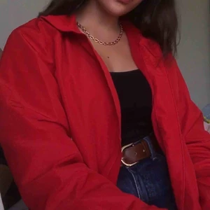  - röd windbreaker  passar S/M också (som jag har) bra skick 