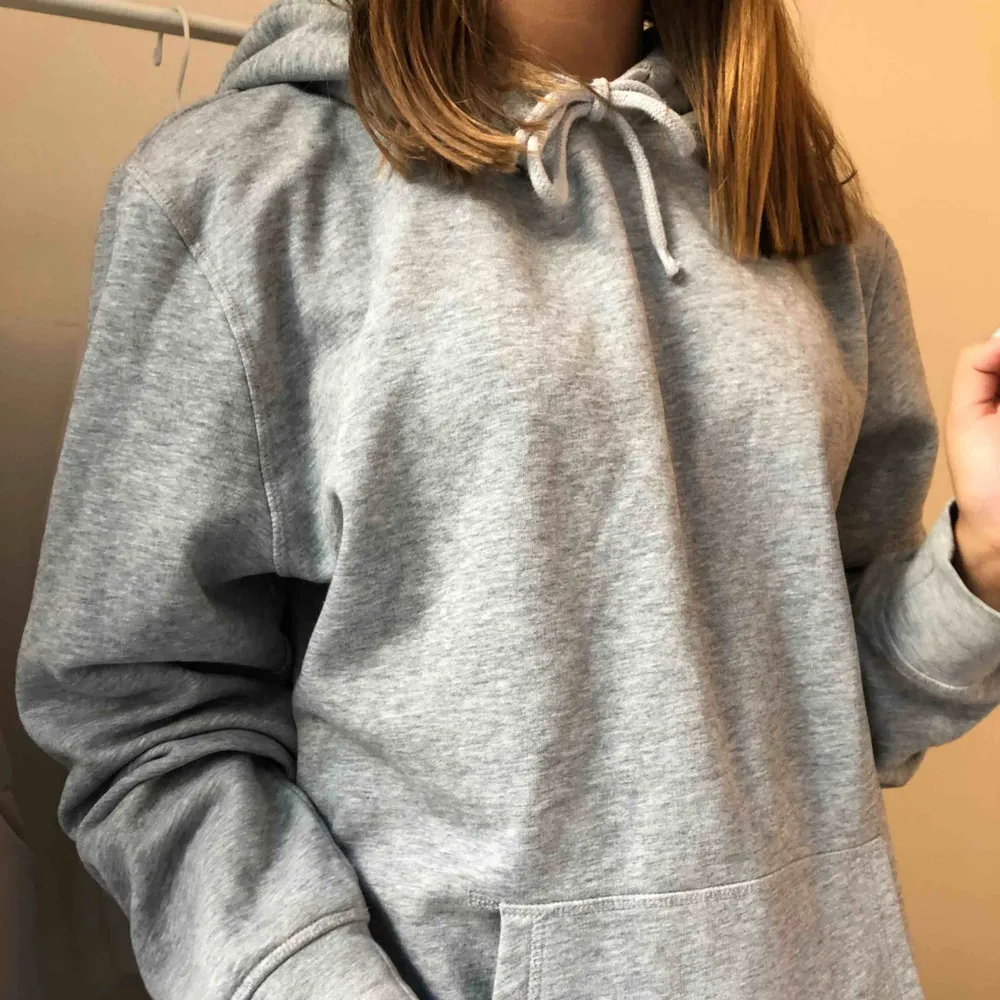 supersnygg grå hoodie i storlek M men passar mig med S då jag tycker att det är snyggt när den är oversized!. Hoodies.