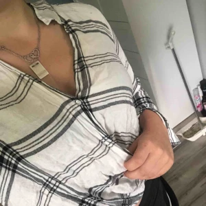  - Ljus rutig skjorta från Kappahl, den har fin omlott knäppning i fram och är lite croppad och sedan längre i bak, tyvärr för liten på mig 