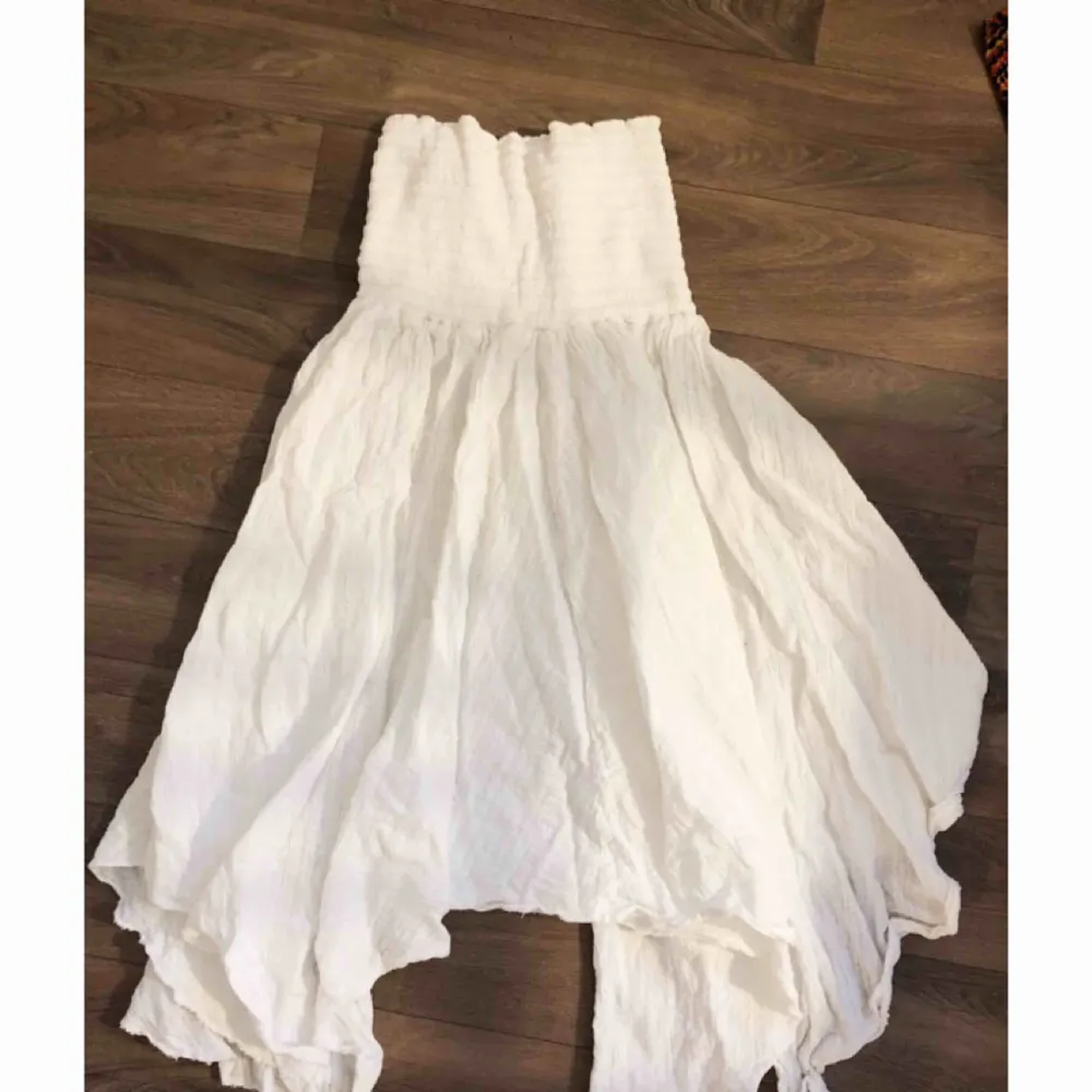 Fin vit kjol/klänning (beror på hur man vill bära den). Aldrig använd så i nyskick.. Kjolar.