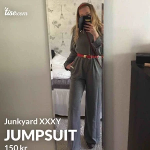  - Denna jumpsuit bar jag på min avslutningsmiddag i skolan och den går verkligen både att klä upp och klä ner. Den är i sweatshirt-material med resår i midjan. Dragkedja längs ryggen som blir dold när den är stängd. Från Junkyard XXXY.