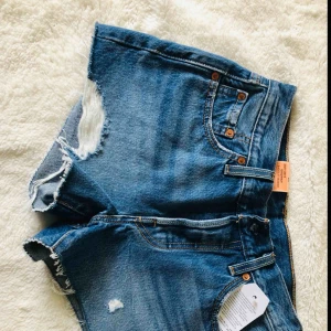  - Mörka nya levi shorts strl 23 samt 26