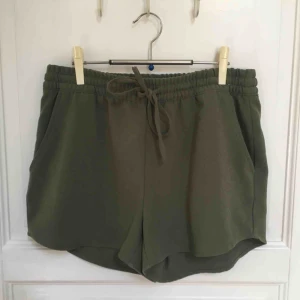 - Snygga mossgröna shorts från Only! Jättesnygga men inte min stil, använd några gånger så är som nya.